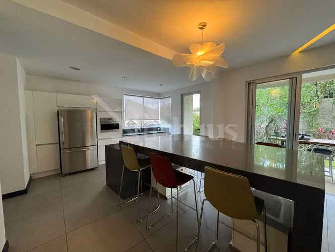 En venta apartamento en primera planta en Piedades, Santa Ana.