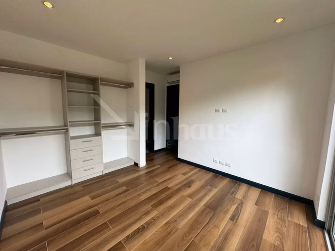 En venta apartamento en primera planta en Piedades, Santa Ana.
