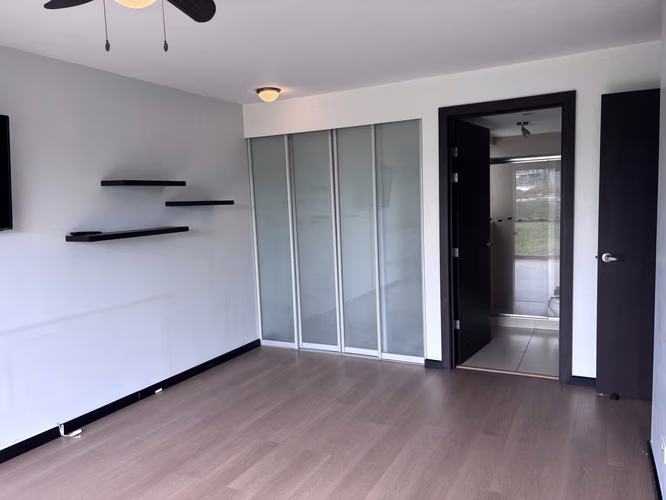 Apartamento en Alquiler – 2 Habitaciones - 2 baños - 2 parqueos - Bodega