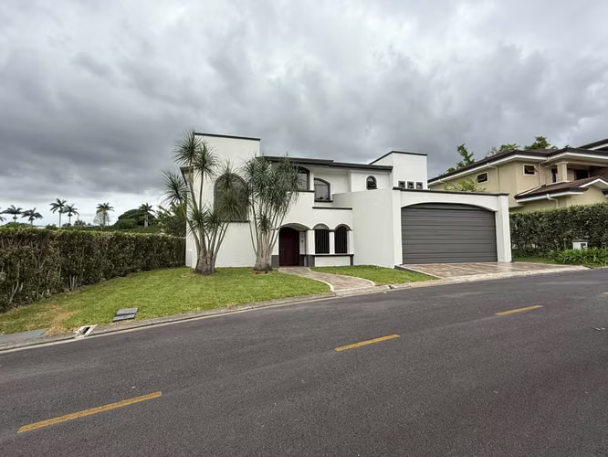 *Casa de Lujo en Venta – Condominio Santa Lucía, Tres Ríos
