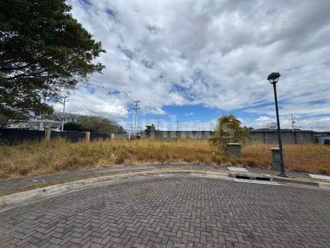 En venta lote totalmente plano en condominio en Lindora, Santa Ana.