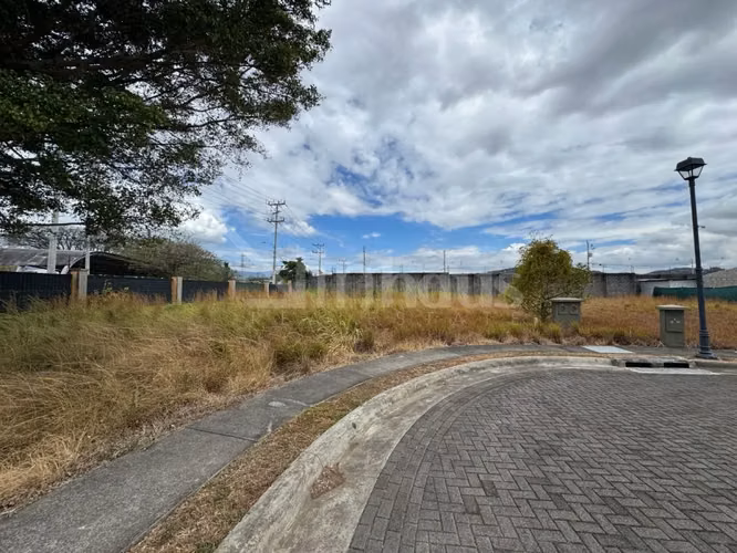 En venta lote totalmente plano en condominio en Lindora, Santa Ana.