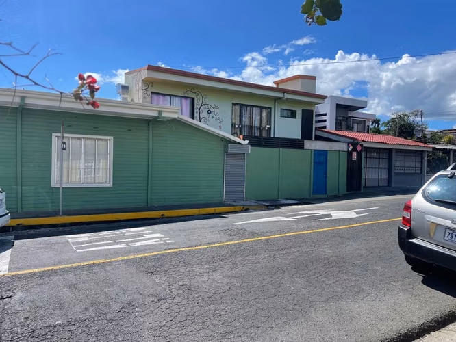 Edificio comercial con apartamento en el Centro de San Rafael, Heredia