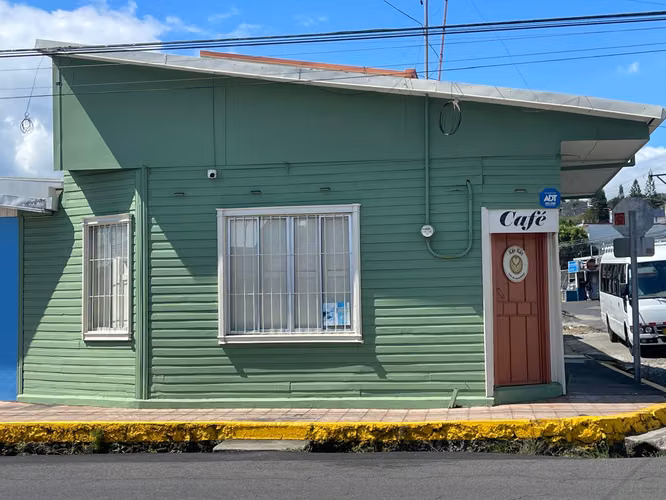 Edificio comercial con apartamento en el Centro de San Rafael, Heredia