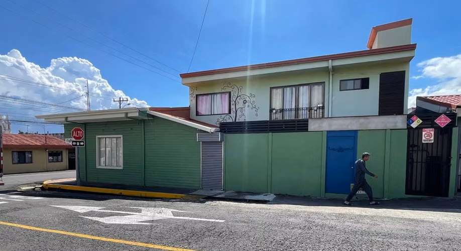 Edificio comercial con apartamento en el Centro de San Rafael, Heredia