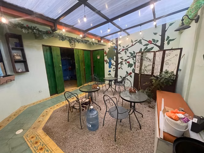 Edificio comercial con apartamento en el Centro de San Rafael, Heredia