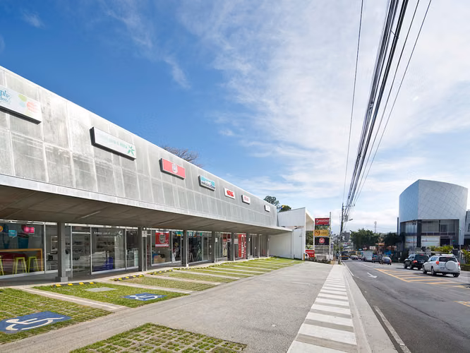LOCAL CON MEZZANINE EN PLAZA COMERCIAL PREMIUM - ESCAZÚ