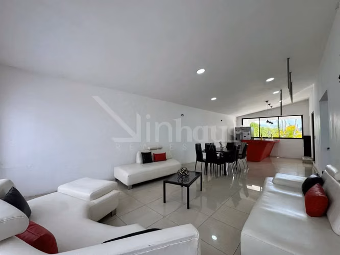 id 43079 Amplia propiedad de una planta con piscina