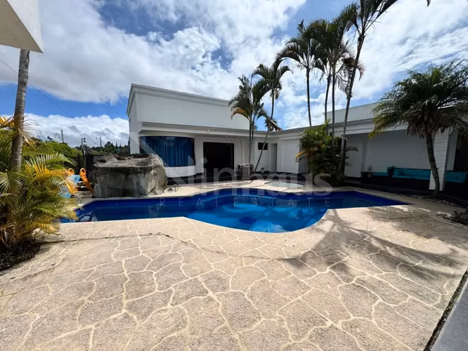 id 43079 Amplia propiedad de una planta con piscina