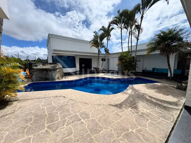 id 43079 Amplia propiedad de una planta con piscina
