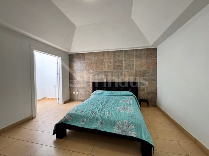 id 43079 Amplia propiedad de una planta con piscina