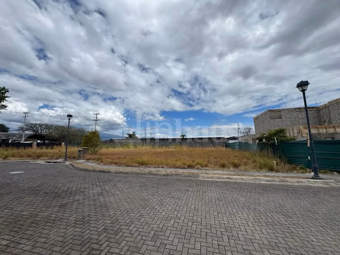 En venta lote totalmente plano en condominio en Lindora, Santa Ana. - Imagen 2