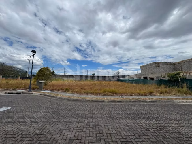 En venta lote totalmente plano en condominio en Lindora, Santa Ana.