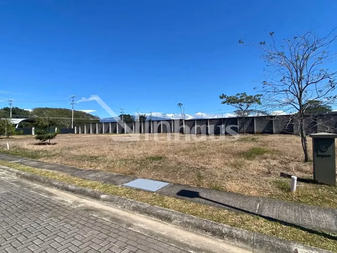 En venta lote totalmente plano en condominio en Lindora, Santa Ana. - Imagen 5