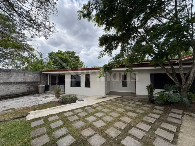 Se alquila casa independiente de una planta en Brasil de Santa Ana.