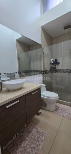Se alquila casa amueblada, en condominio en Brasil de Santa Ana.