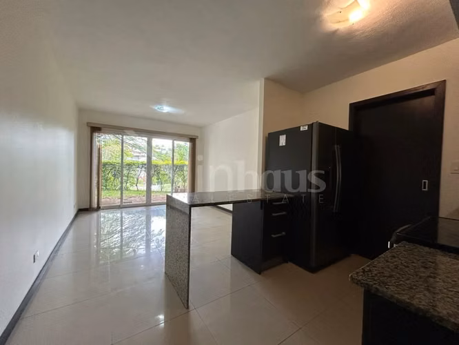 Alquiler de apartamento en primera planta con jardín