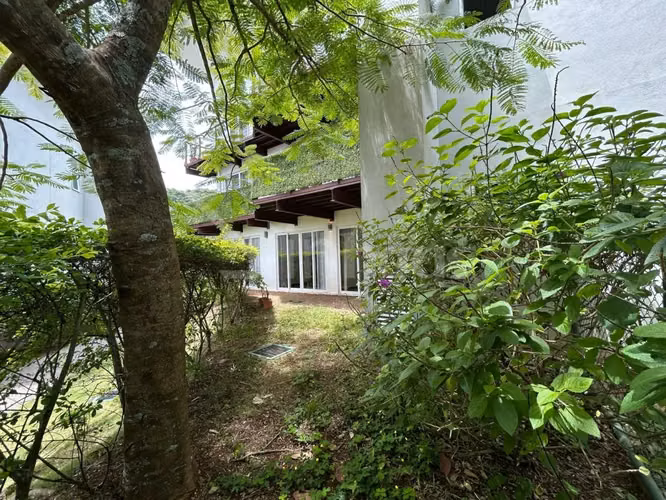 Alquiler de apartamento en primera planta con jardín