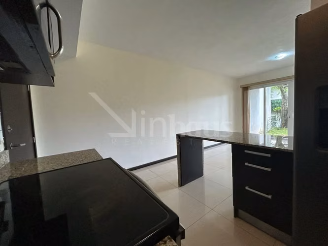 Alquiler de apartamento en primera planta con jardín
