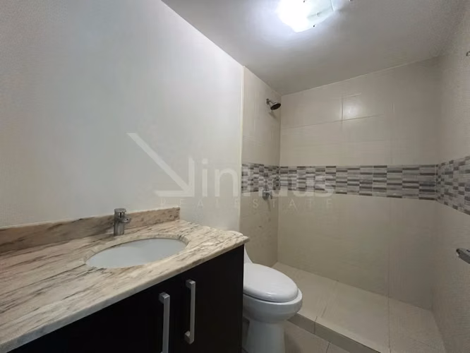 Alquiler de apartamento en primera planta con jardín
