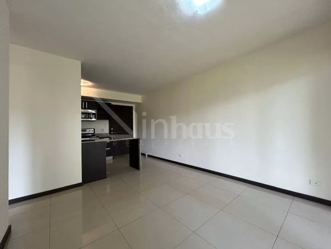 Alquiler de apartamento en primera planta con jardín