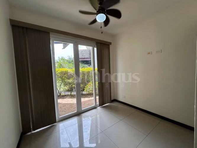Alquiler de apartamento en primera planta con jardín