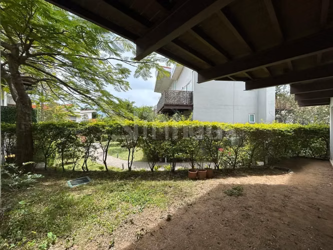 Alquiler de apartamento en primera planta con jardín
