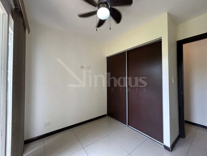 Alquiler de apartamento en primera planta con jardín