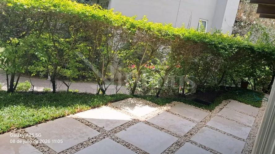 Alquiler de apartamento en primera planta con jardín