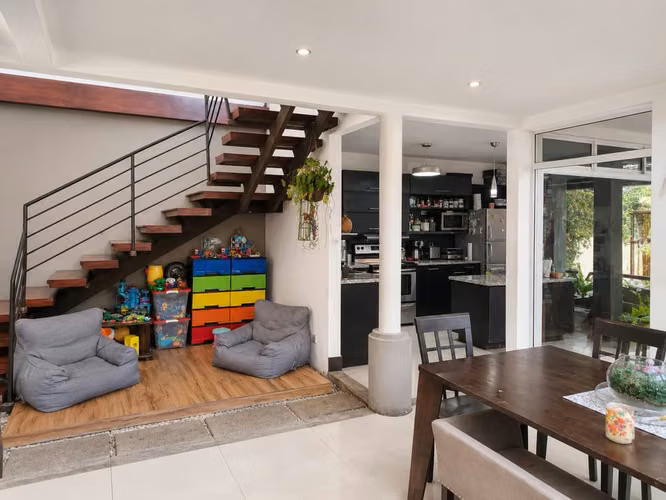 VENDO CASA DE 2 PLANTAS EN ESCAZÚ.