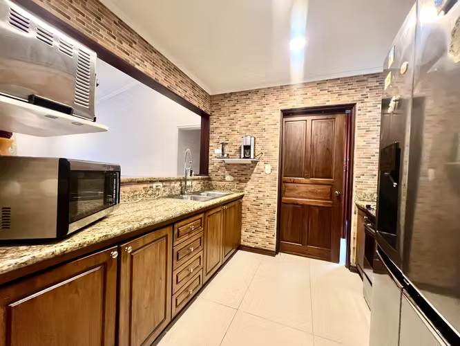 CERCA DE AVENIDA ESCAZU APTO 100M2 AMOBLADO FULL, AMPLIO Y ELEGANTE