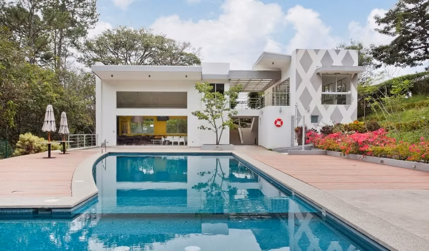 Se alquila amplio apartamento en condominio Bosques de Escazú