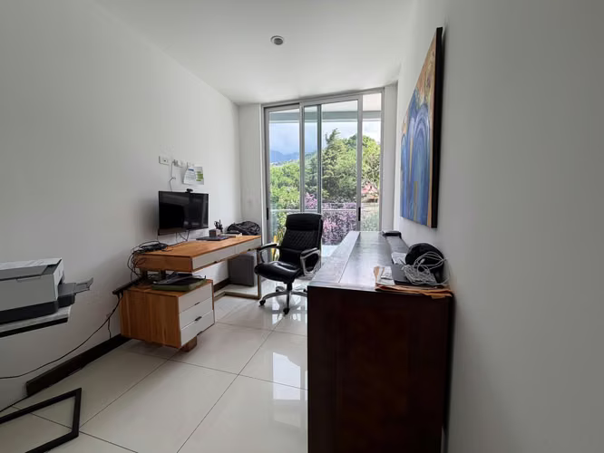 Se alquila amplio apartamento en condominio Bosques de Escazú