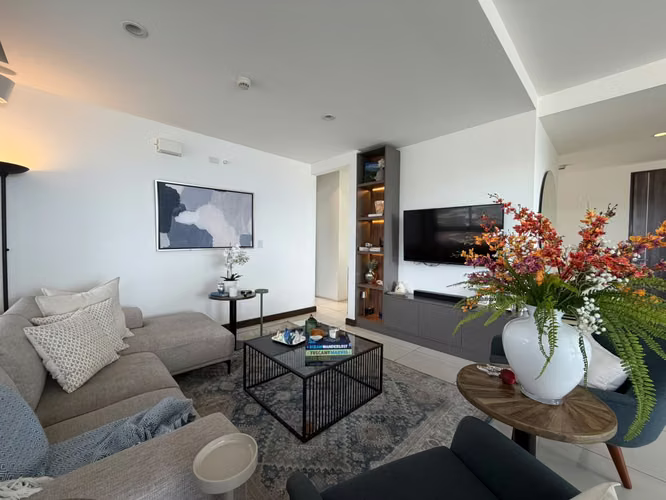 Se alquila amplio apartamento en condominio Bosques de Escazú