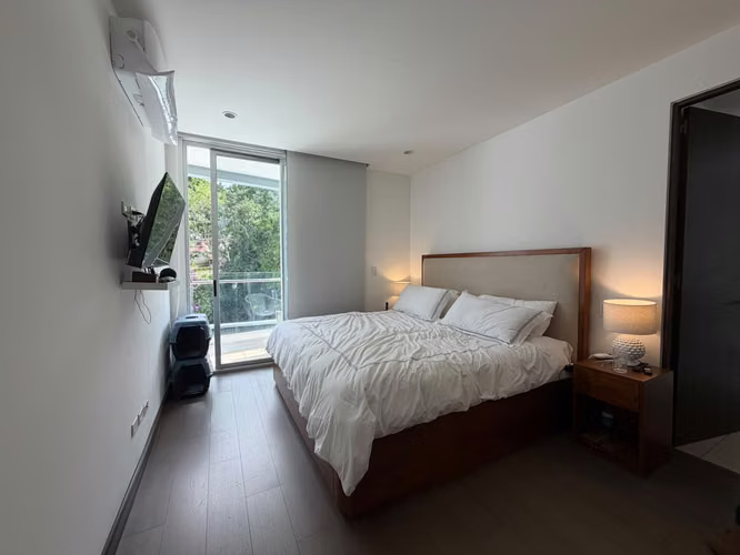 Se alquila amplio apartamento en condominio Bosques de Escazú