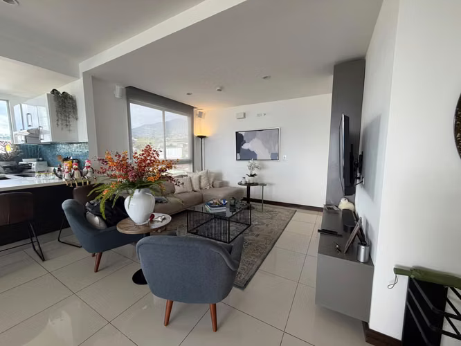 Se alquila amplio apartamento en condominio Bosques de Escazú