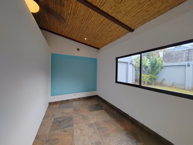 Alquilo casa independiente en residencial seguro