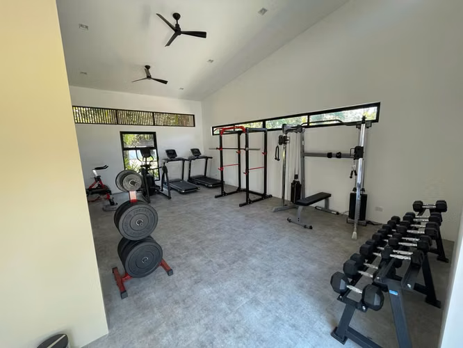 Se alquila hermoso lote esquinero en Jacó. Condominio nuevo. Lote 100% plano.