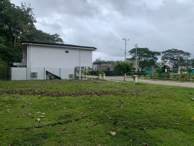 Se alquila hermoso lote esquinero en Jacó. Condominio nuevo. Lote 100% plano.
