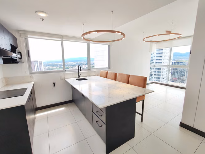 Se vende apartamento esquinero en Rohrmoser. Piso alto.