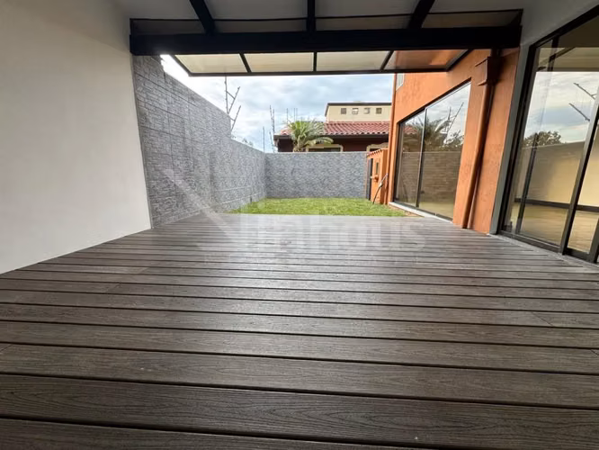 Venta de casa con cuatro habitaciones y jardín en Santa Ana - Imagen 6
