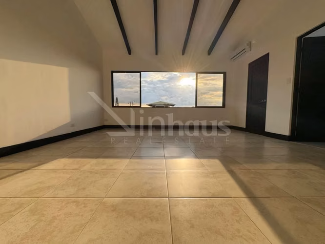Venta de casa con cuatro habitaciones y jardín en Santa Ana - Imagen 2
