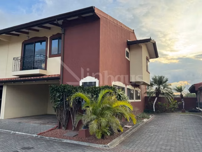 Venta de casa con cuatro habitaciones y jardín en Santa Ana - Imagen 3
