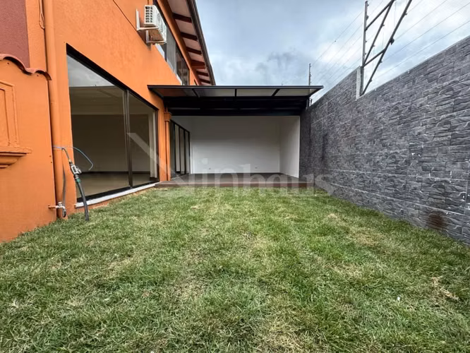 Venta de casa con cuatro habitaciones y jardín en Santa Ana - Imagen 1