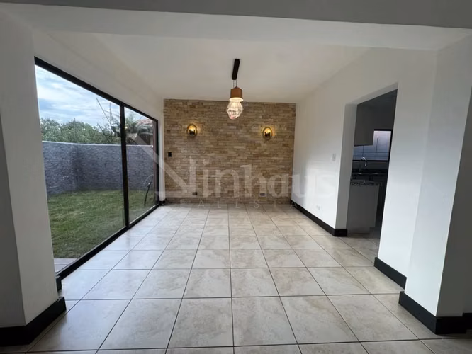 Venta de casa con cuatro habitaciones y jardín en Santa Ana - Imagen 4