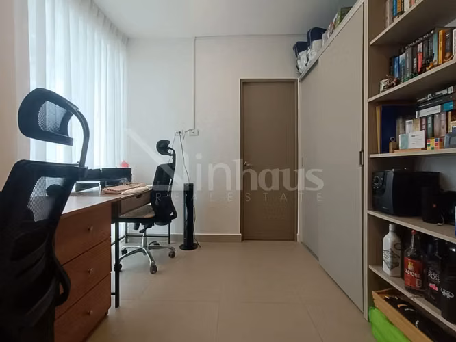 Venta de casa esquinera con jardin en Santa Ana