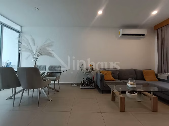 Venta de casa esquinera con jardin en Santa Ana