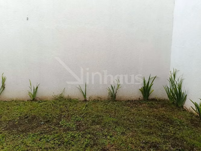 Venta de casa esquinera con jardin en Santa Ana