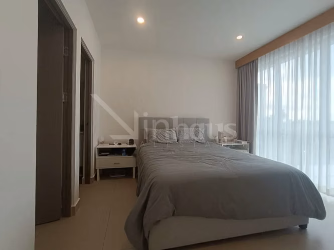 Venta de casa esquinera con jardin en Santa Ana