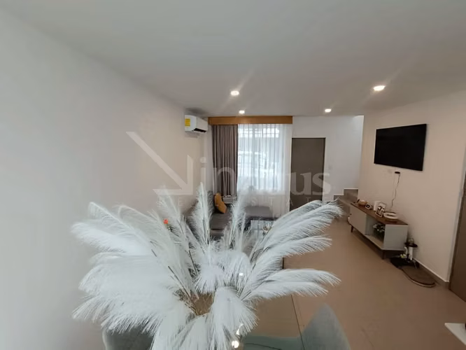Venta de casa esquinera con jardin en Santa Ana
